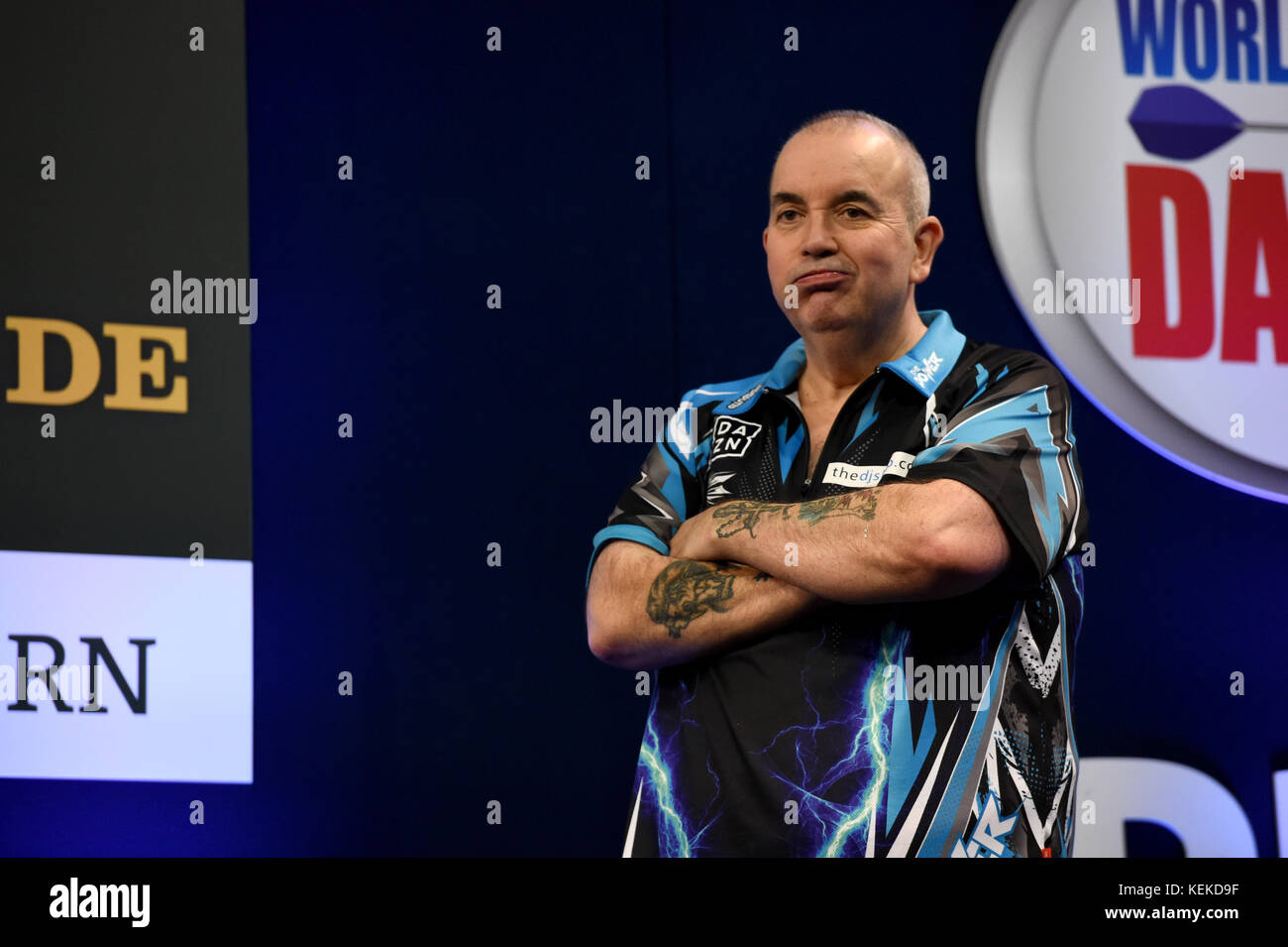 Duesseldorf, Allemagne. 21 octobre 2017. Phil Taylor de l'Angleterre réagit à sa défaite en finale du German Darts Masters 2017 dans l'arène Castello, à Duesseldorf, Allemagne, le 21 octobre 2017. Crédit : Lisa Ducret/dpa/Alamy Live News Banque D'Images