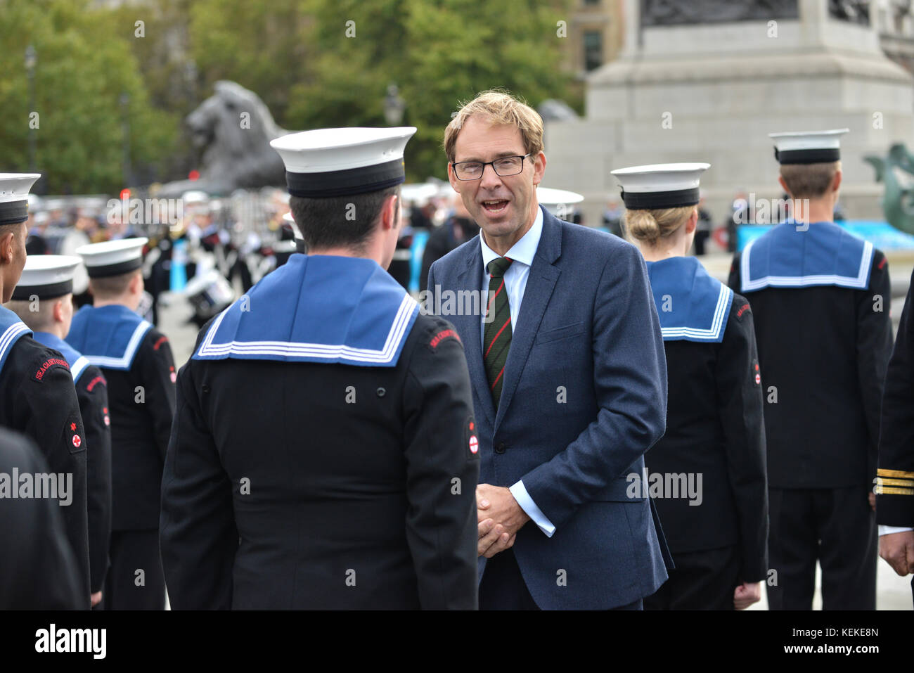 Londres, Royaume-Uni. 22 octobre 2017. Tobias Ellwood député. Le défilé de jour de Trafalgar, de Horse Guards à Trafalgar Square, où plus de 400 Cadets de la mer prennent part pour commémorer la bataille en mer remportée par l'amiral Horatio Lord Nelson. Credit : Matthew Chattle/Alamy Live News Banque D'Images