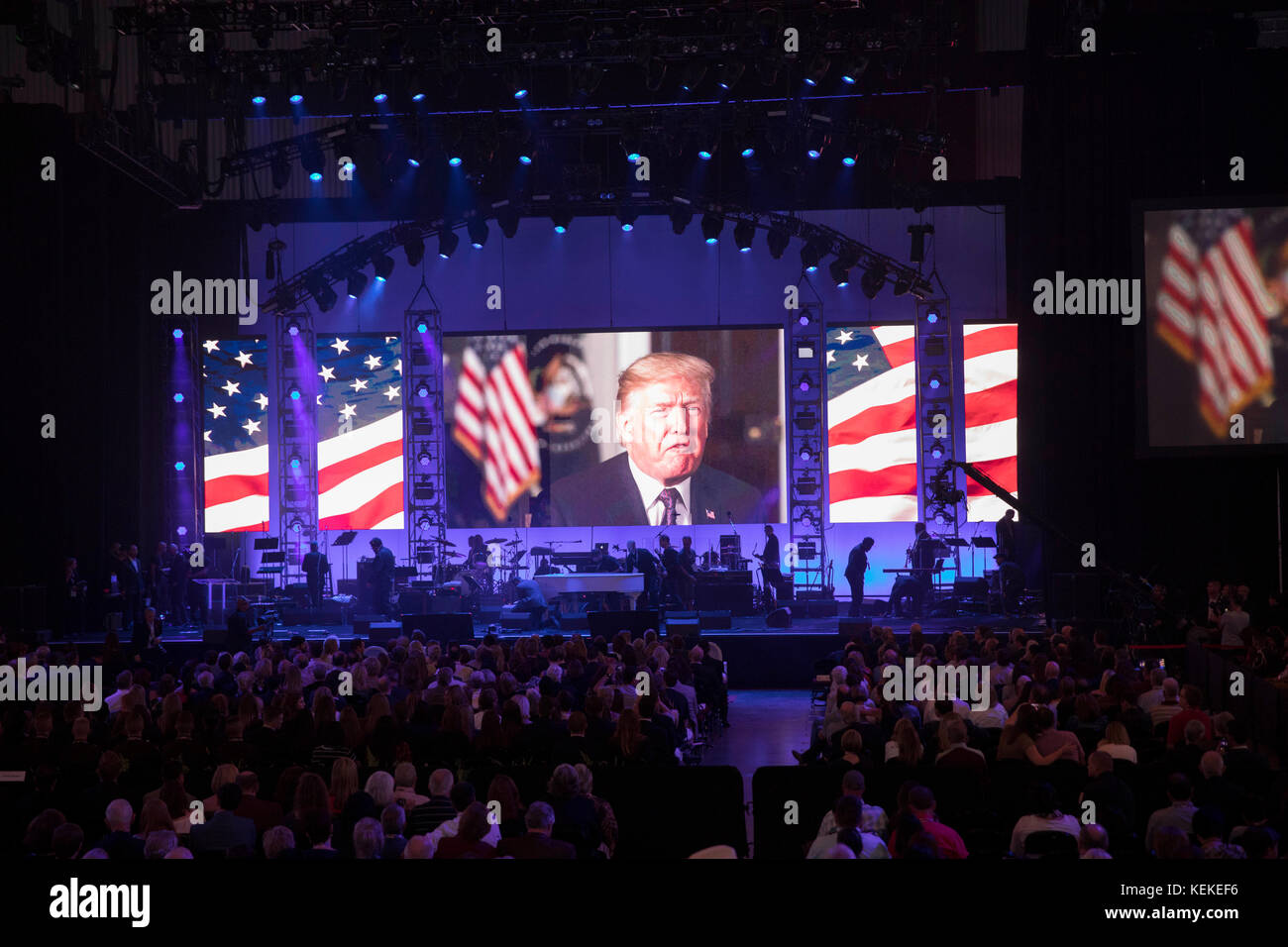 College Station, Texas USA 21 octobre 2017 : le président actuel Donald Trump apparaît par vidéo avec les cinq anciens présidents américains en scène à l'université TEXAS A&M pour un concert de bénéfice One America Appeal et un collectes de fonds pour les secours en cas d'ouragan et de tempête. Les anciens présidents George H.W. Bush, George W. Bush, Bill Clinton et Barack Obama apparaissent à mi-chemin dans le concert. Crédit : Bob Daemmrich/Alay Live News Banque D'Images