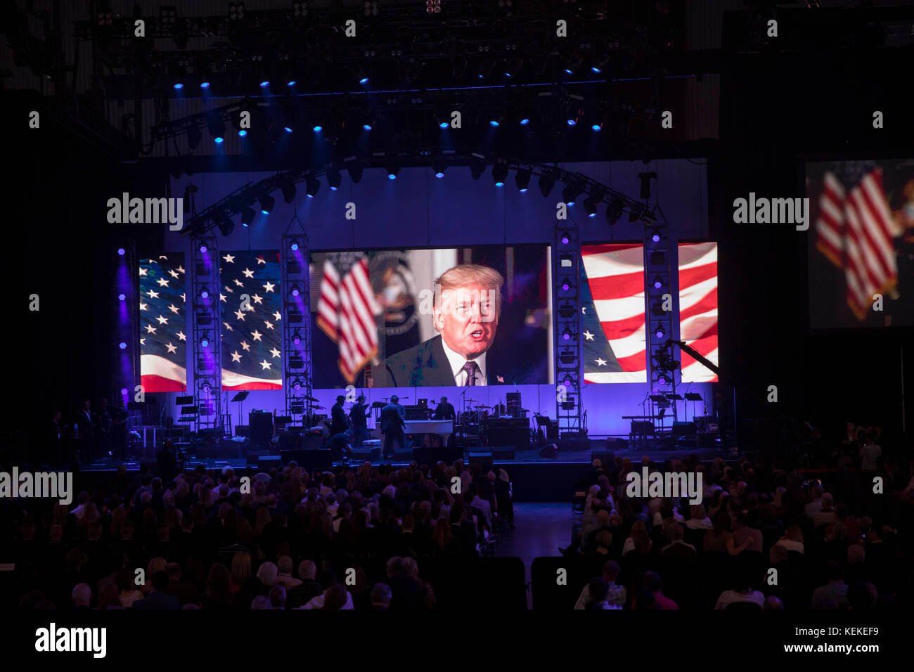 College Station, Texas USA 21 octobre 2017 : le président actuel Donald Trump apparaît par vidéo avec les cinq anciens présidents américains en scène à l'université TEXAS A&M pour un concert de bénéfice One America Appeal et un collectes de fonds pour les secours en cas d'ouragan et de tempête. Les anciens présidents George H.W. Bush, George W. Bush, Bill Clinton et Barack Obama apparaissent à mi-chemin dans le concert. Crédit : Bob Daemmrich/Alay Live News Banque D'Images