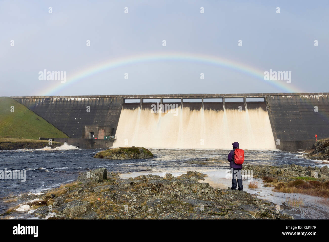 Réservoir vert vache, Upper Teesdale, comté de Durham, Royaume-Uni. Dimanche 22 octobre 2017. Météo britannique. Cause de fortes pluies au débordement du réservoir vert vache comme Brian Storm hits le nord de l'Angleterre. Crédit : David Forster/Alamy Live News Banque D'Images