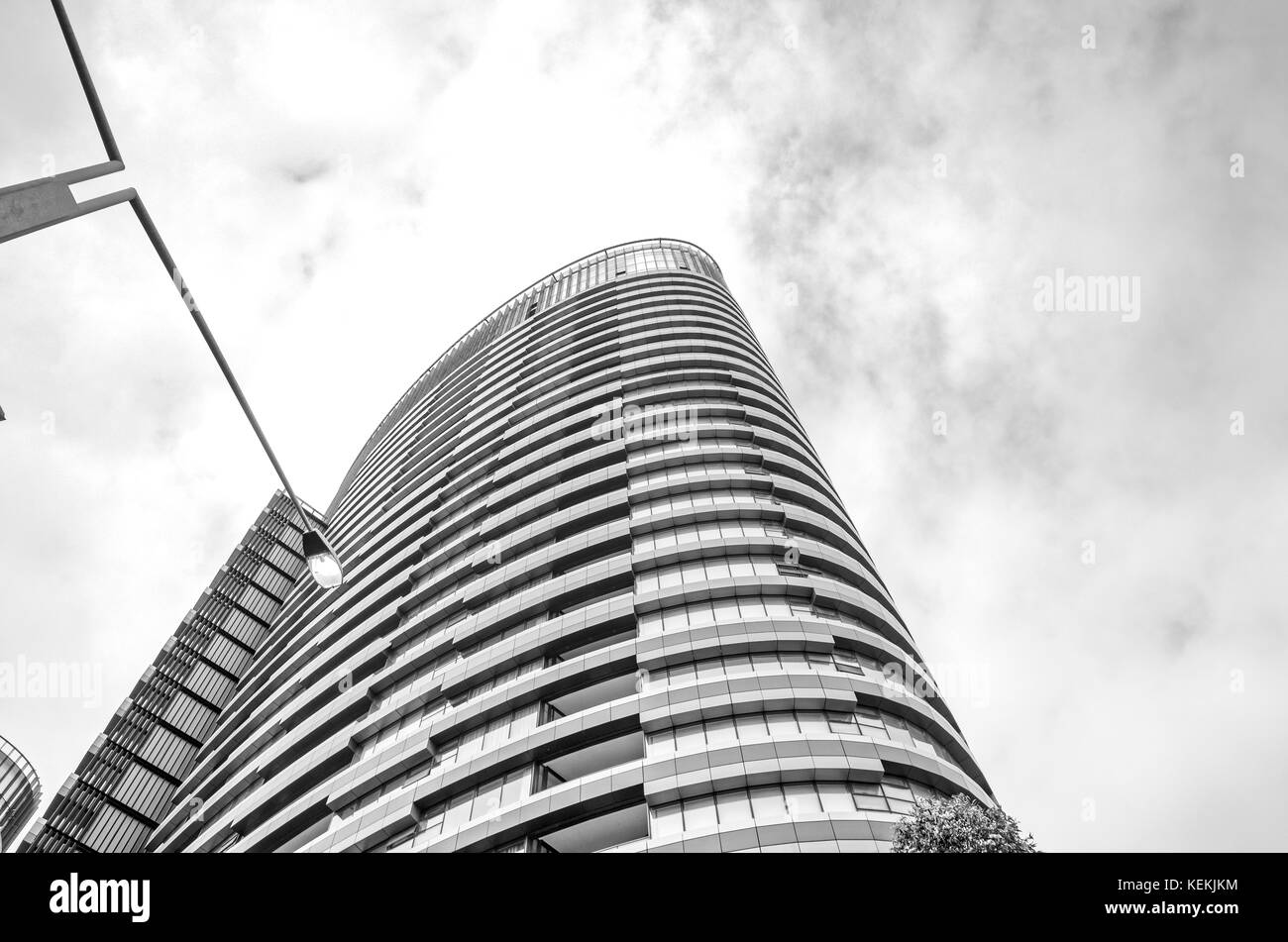 Grand immeuble d'appartements à Olympic Park, Sydney, Australie. Nouvel immeuble, réverbère et arbre. Regardant vers le haut d'un appartement moderne de grande hauteur Hou Banque D'Images