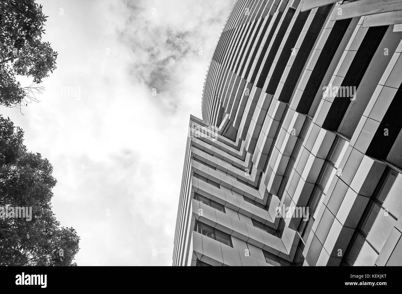 Grand immeuble d'appartements à Olympic Park, Sydney, Australie. Suites commerciales dans un nouvel immeuble. Regardant vers le haut d'un appartement moderne de grande hauteur Hou Banque D'Images