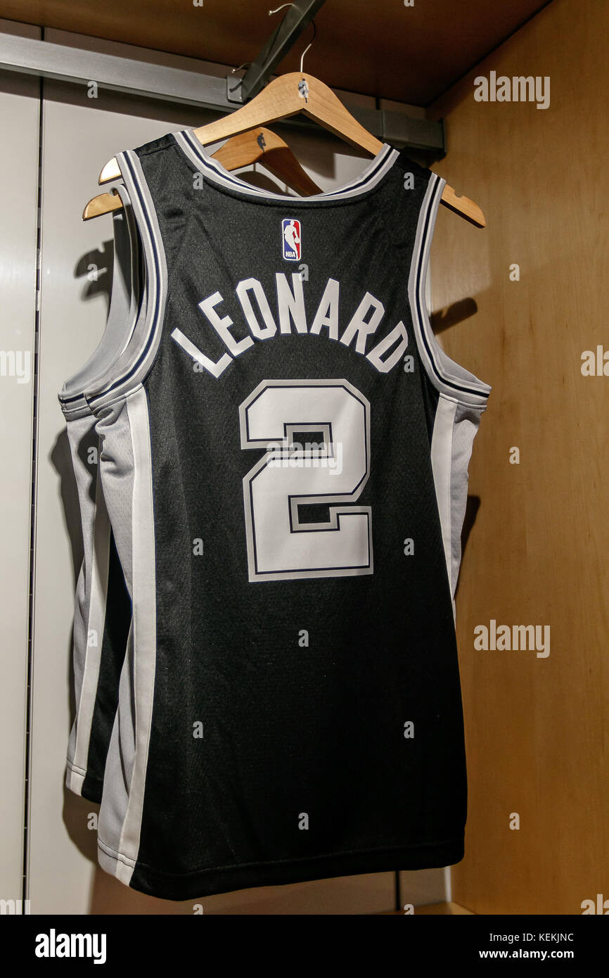 Replica Maillot de Kawhi Leonard de San Antonio Spurs en vente dans la NBA store a Manhattan Photo Stock Alamy