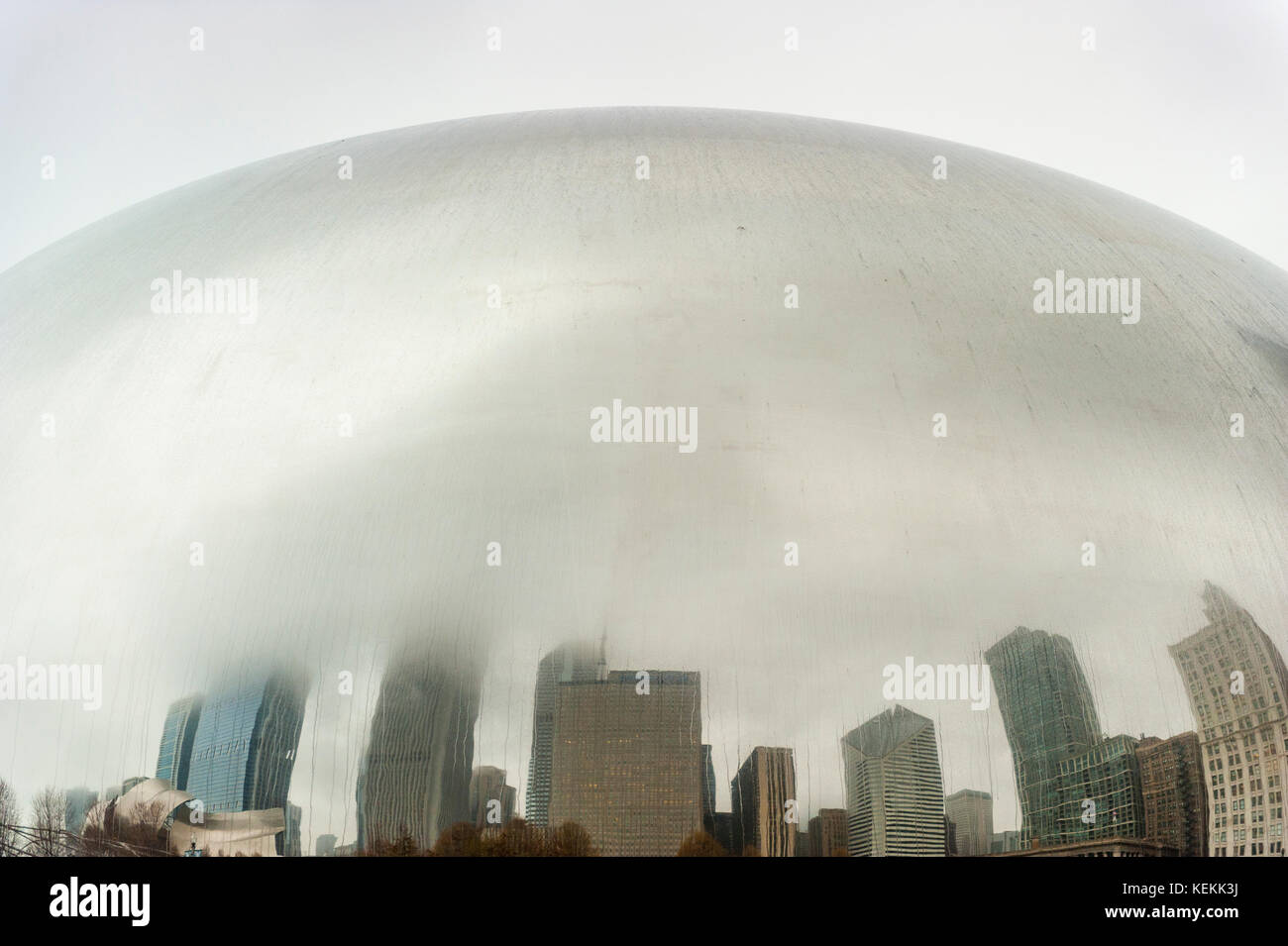 Les bâtiments du centre-ville de Chicago compte sur Cloud Gate, sculpture d'Anish Kapoor, mieux connu par le Bean, dans l'affichage public de Millennium Park, Chicago, Banque D'Images