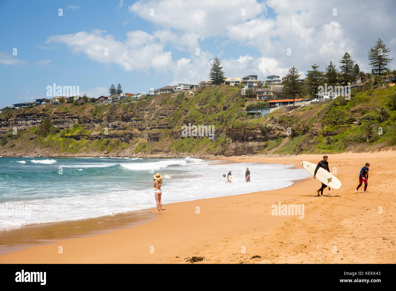 Les surfeurs sur la plage, Bungan beach surf populaire sur les plages du nord de Sydney, Nouvelle Galles du Sud, Australie Banque D'Images