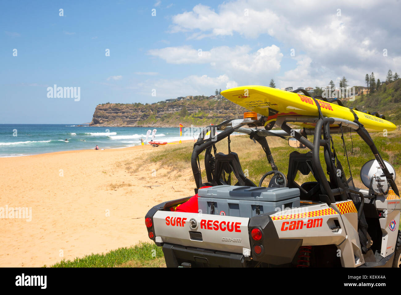 L'équipe de sauvetage de surf et buggy sur Bungan beach, une des plages du nord de Sydney, Nouvelle Galles du Sud, Australie Banque D'Images