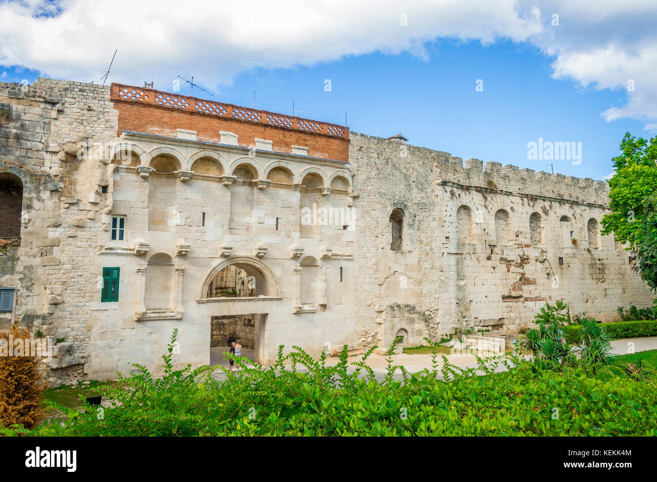 Golden Gate, ou Zlatna vrata (Porta Aurea). Entrée romaine en pierre datant de 4th siècles au palais de Dioclétien, avec arches et statues ornées. Split, Croatie Banque D'Images Golden Gate, ou Zlatna vrata (Porta Aurea). Entrée romaine en pierre datant de 4th siècles au palais de Dioclétien, avec arches et statues ornées. Split, Croatie Banque D'Images