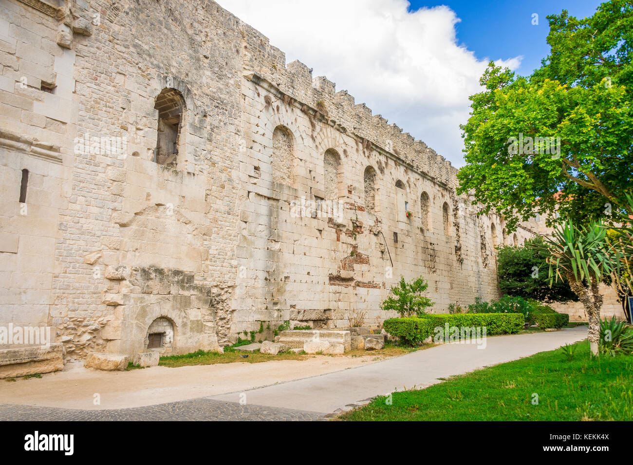 Golden Gate, ou Zlatna vrata (Porta Aurea). Entrée romaine en pierre datant de 4th siècles au palais de Dioclétien, avec arches et statues ornées. Split, Croatie Banque D'Images Golden Gate, ou Zlatna vrata (Porta Aurea). Entrée romaine en pierre datant de 4th siècles au palais de Dioclétien, avec arches et statues ornées. Split, Croatie Banque D'Images