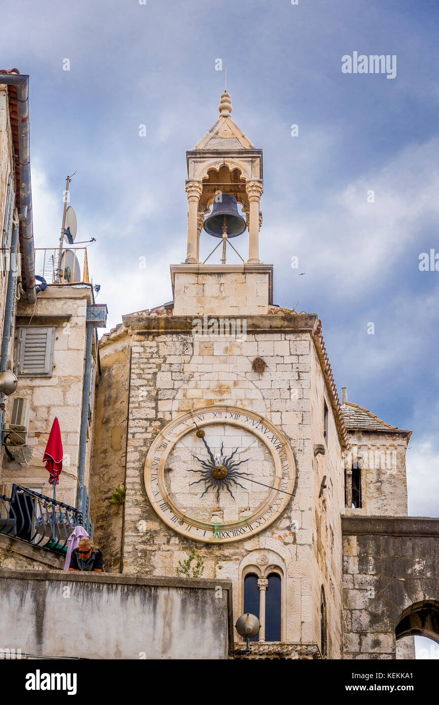 Horloge de la porte de fer, tour d'horloge avec cadran solaire médiéval dans la place des peuples Narodni trg, vieille ville, Split, Dalmatie, Croatie Banque D'Images