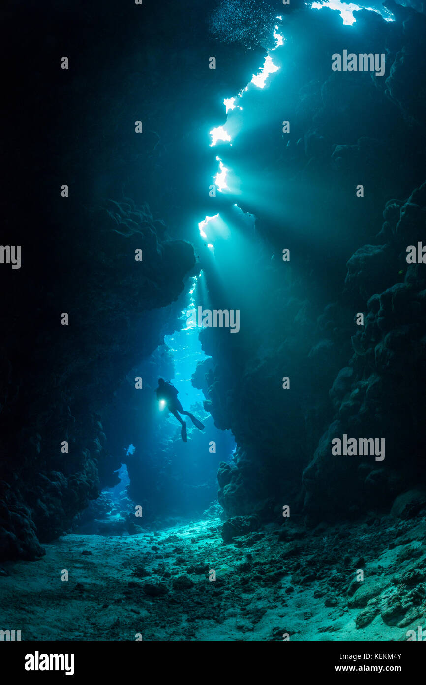 Scuba Diver en cave, Fury Shoal, Red Sea, Egypt Banque D'Images