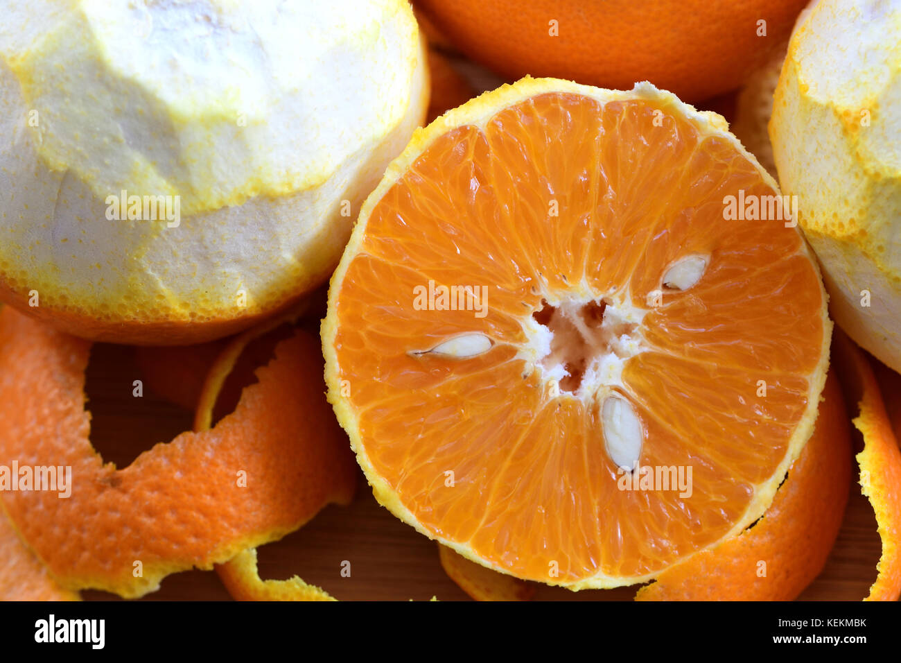 Les oranges sur une planche à découper Banque D'Images