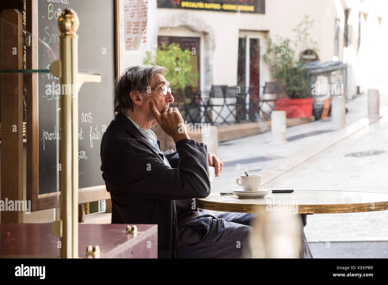 Lyon, 1. Arrondissement, rue des Capucins, dans le Mann sitzt à l'einem Cafe Banque D'Images