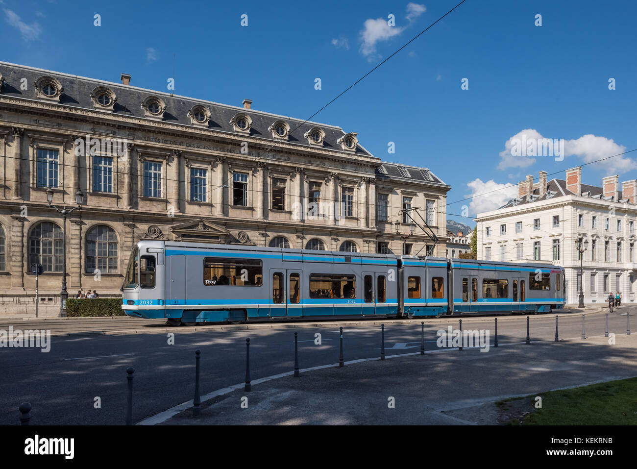 Grenoble, la société Straßenbahn suis Place de Verdun - Grenoble, tramway moderne à la Place de Verdun Banque D'Images