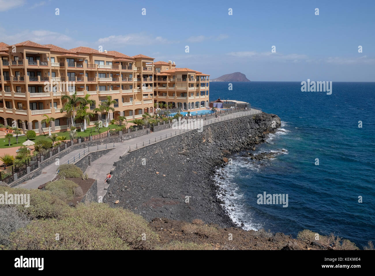 Sentier du littoral menant au-delà de l'El Nautico Suites, Golf del Sur, Tenerife, Canaries, Espagne. Banque D'Images