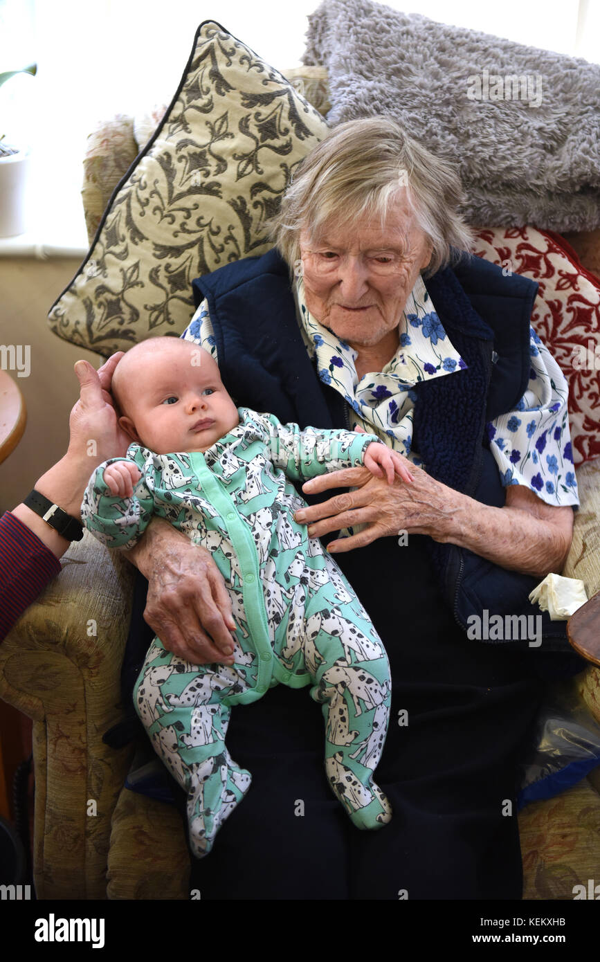grande-mère de 102 ans qui a rencontré son grand-enfant pour la première fois. centenaire 100 ans année jeune an vieux Banque D'Images