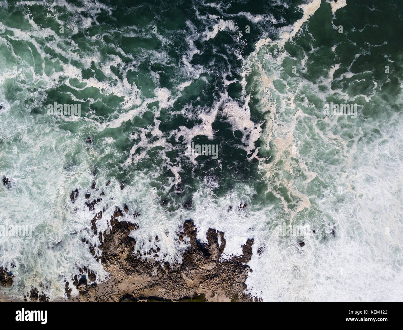 L'océan pacifique se lave à l'encontre de la côte pittoresque et rocheuses de la péninsule de Monterey en Californie. Banque D'Images