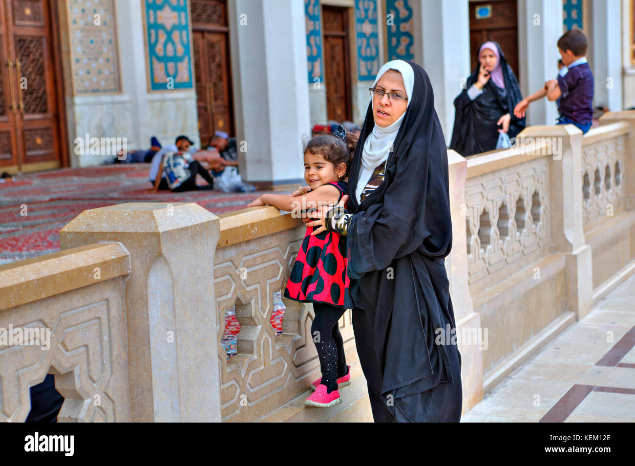 La province du Fars, Shiraz, Iran - 19 avril, 2017 : shah Cheragh Shrine, femme musulmane portant un voile islamique promenades dans la cour intérieure de la mosquée w Banque D'Images