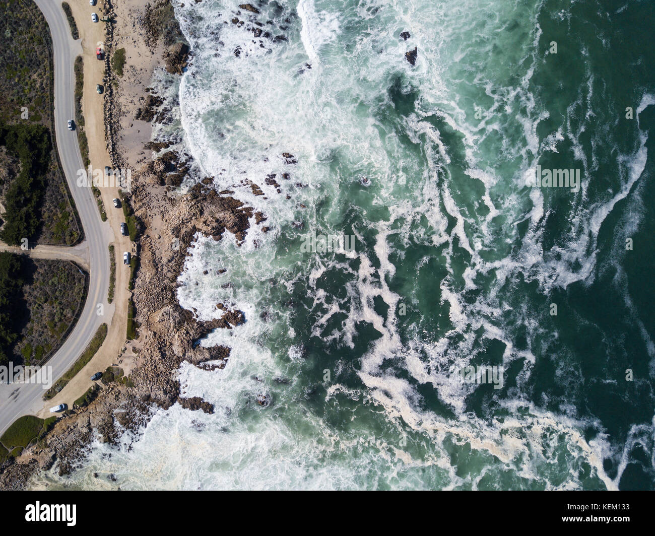 L'océan pacifique se lave à l'encontre de la côte pittoresque et rocheuses de la péninsule de Monterey en Californie. Banque D'Images