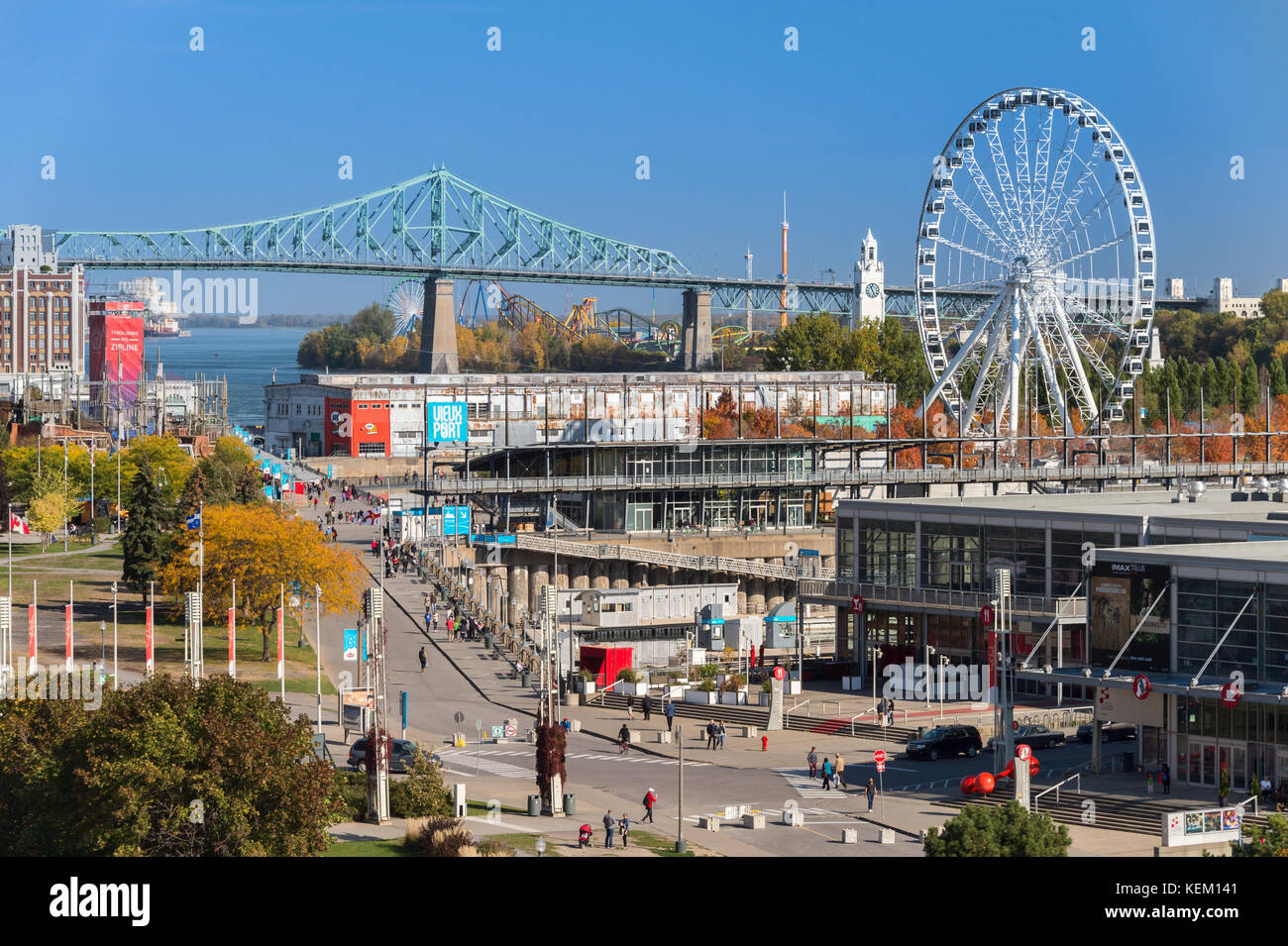 Montréal, CA - 21 octobre 2017 : Vue aérienne du Vieux Port de Montréal, avec roue obsevation, Jacqus Cartier Bridge et Marché Bonsecours Banque D'Images