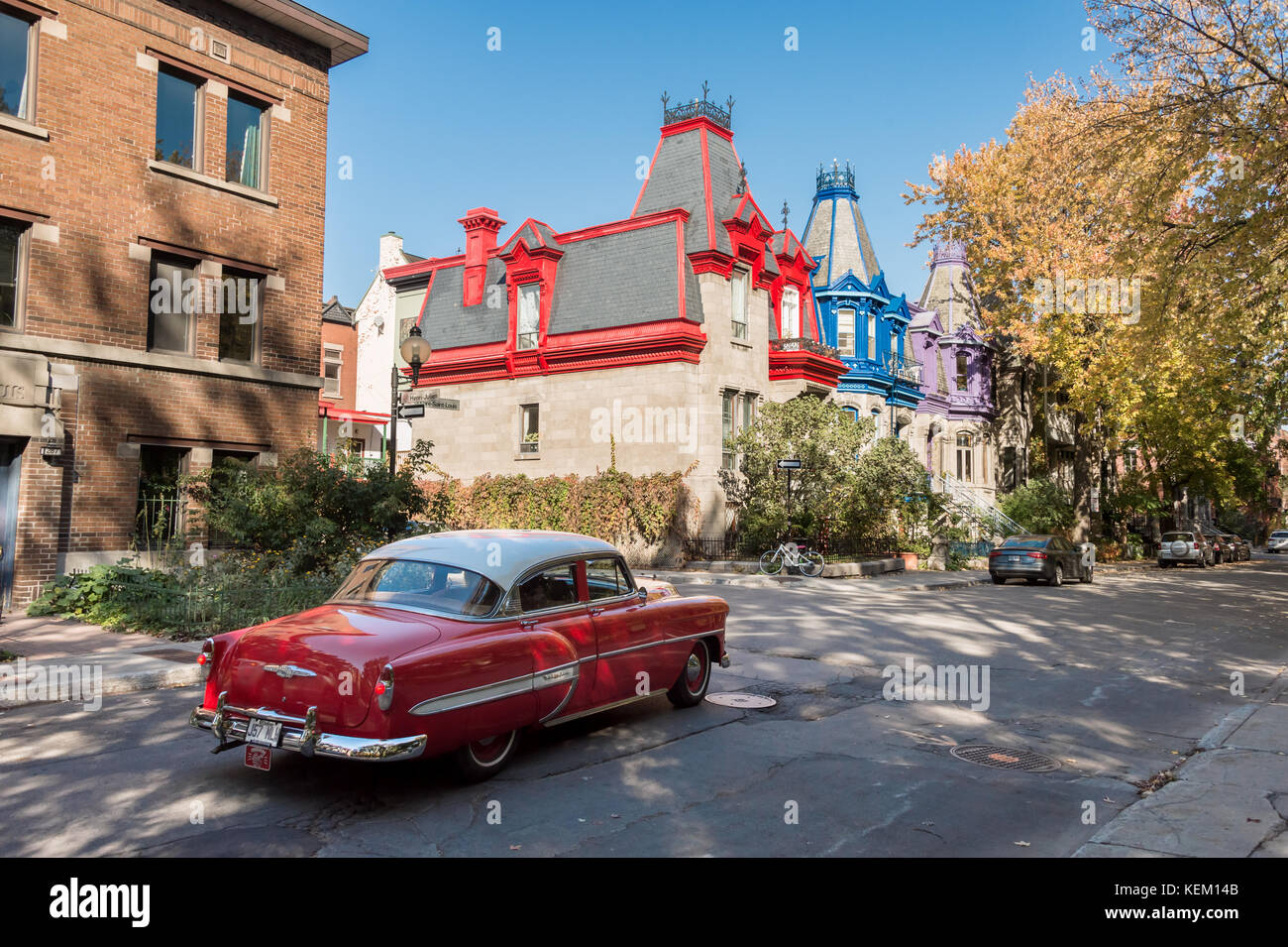 Montréal, CA - 21 octobre 2017 : Victorian maisons colorées dans Square Saint Louis en automne Banque D'Images