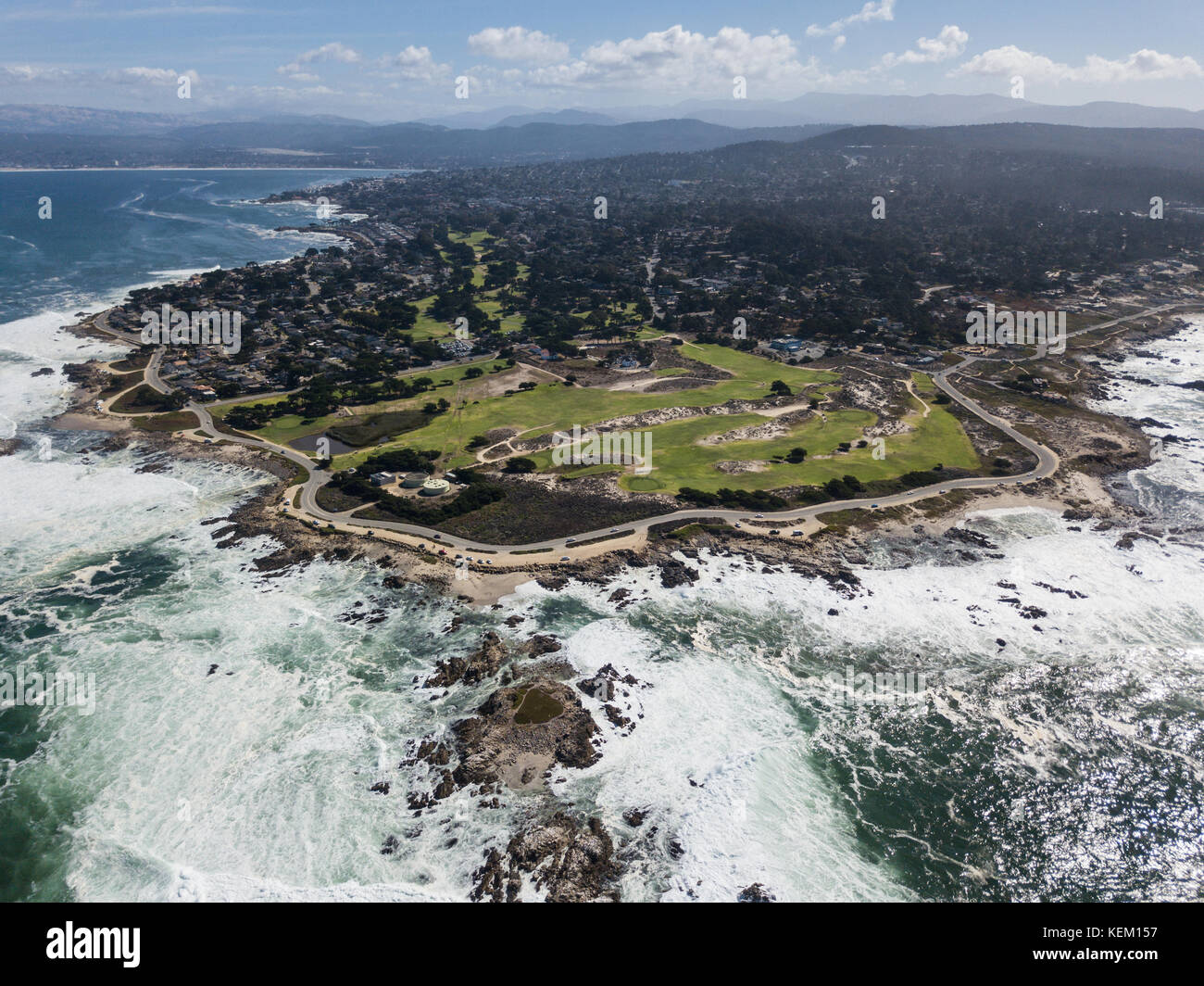 La houle puissante de l'océan Pacifique contre laver la côte pittoresque de la péninsule de Monterey en Californie. Banque D'Images