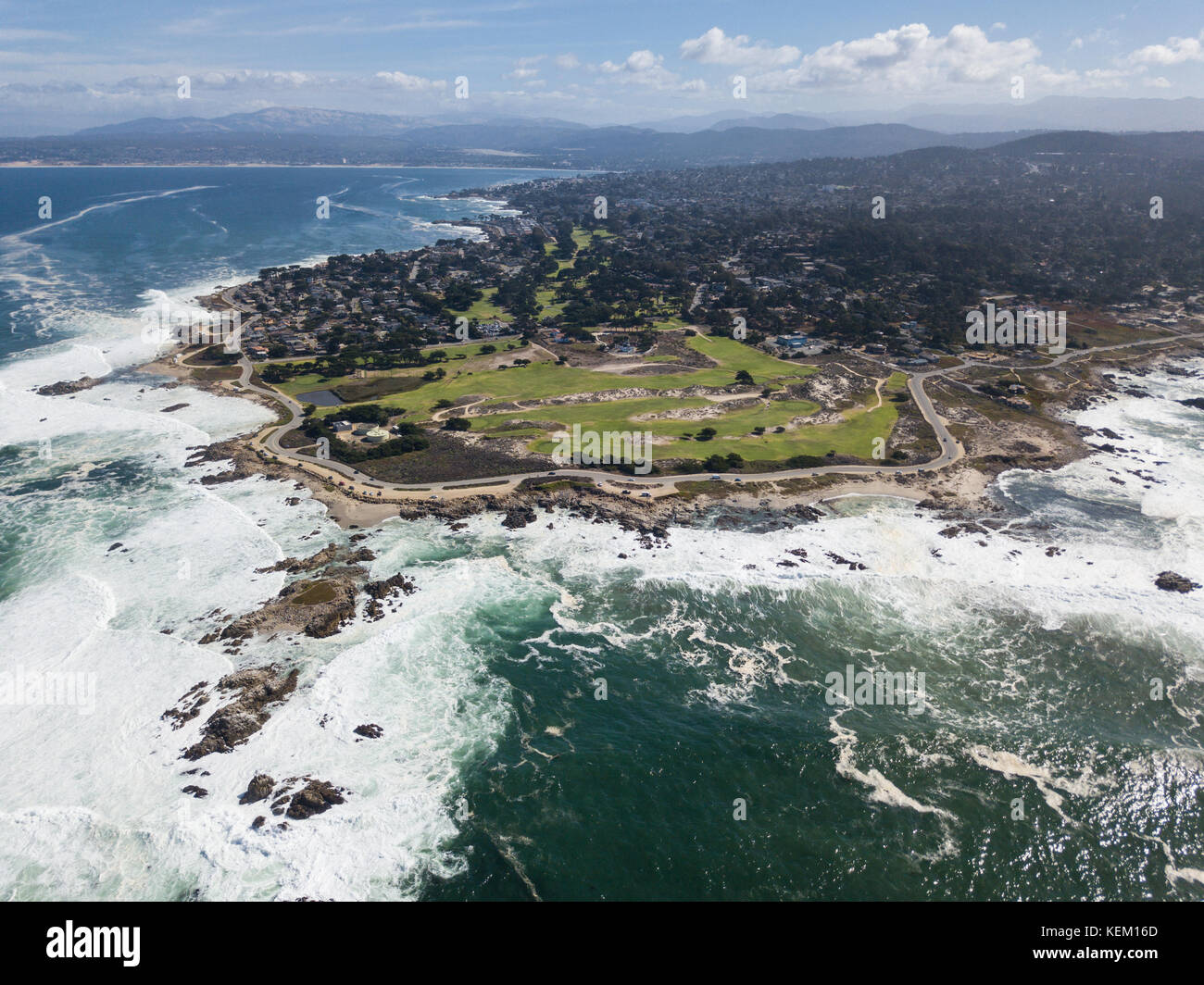La houle puissante de l'océan Pacifique contre laver la côte pittoresque de la péninsule de Monterey en Californie. Banque D'Images