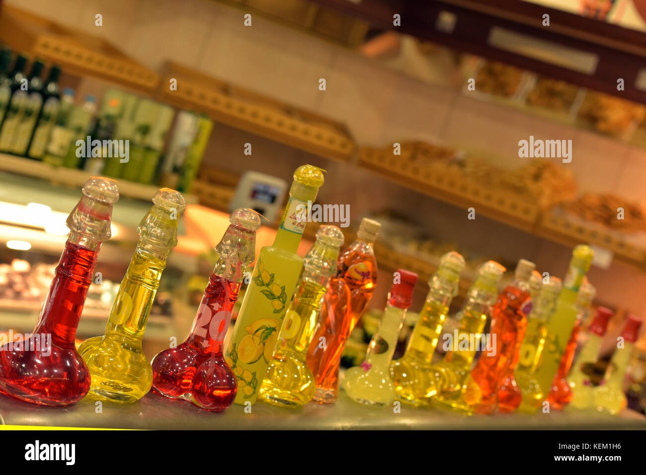 Bouteilles d'ouzo grec et liqueurs à vendre en forme de symboles phalliques et la vente des cadeaux ringards pour les touristes dans les îles grecques dans les boutiques de cadeaux Banque D'Images