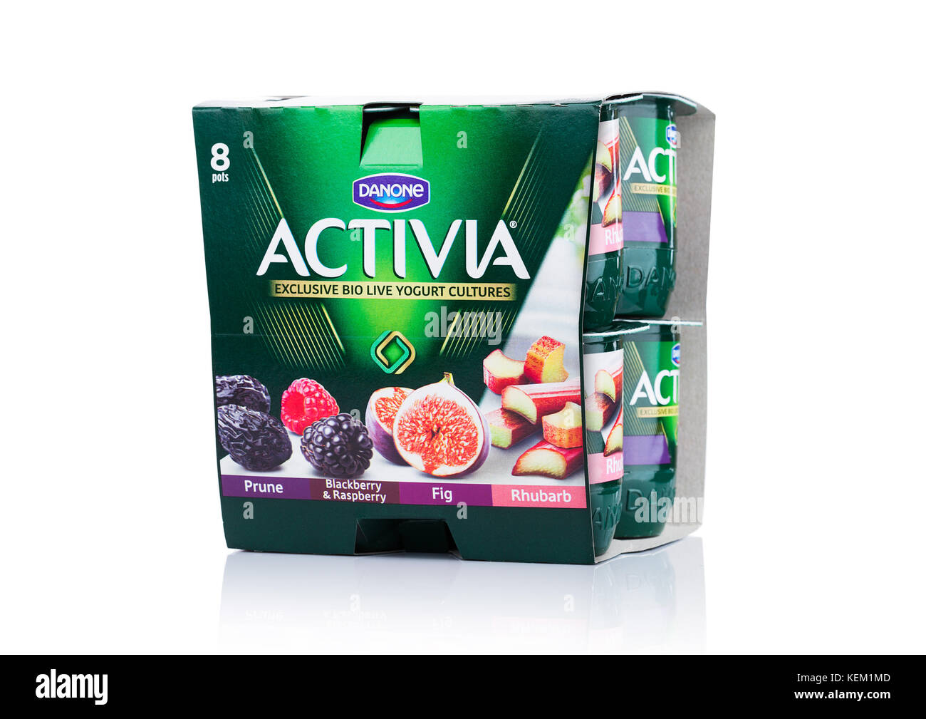 Londres, Royaume-Uni - 20 octobre 2017 : pack de yogourt Activia sur fond blanc. activia est une marque de yaourts administré par le groupe Danone. Banque D'Images