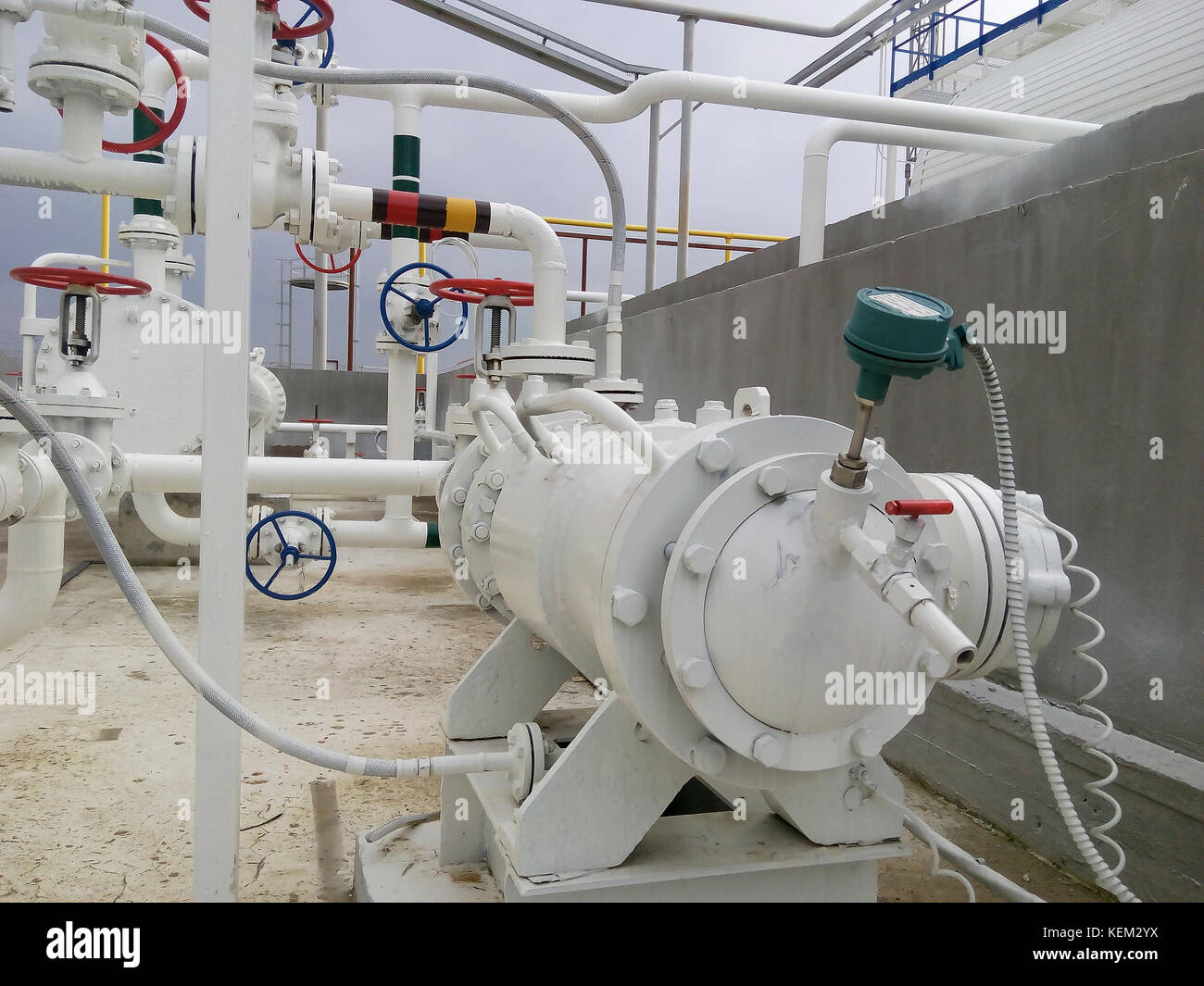 La pompe pour pomper des produits de raffinage du pétrole. équipement raffinerie. Banque D'Images