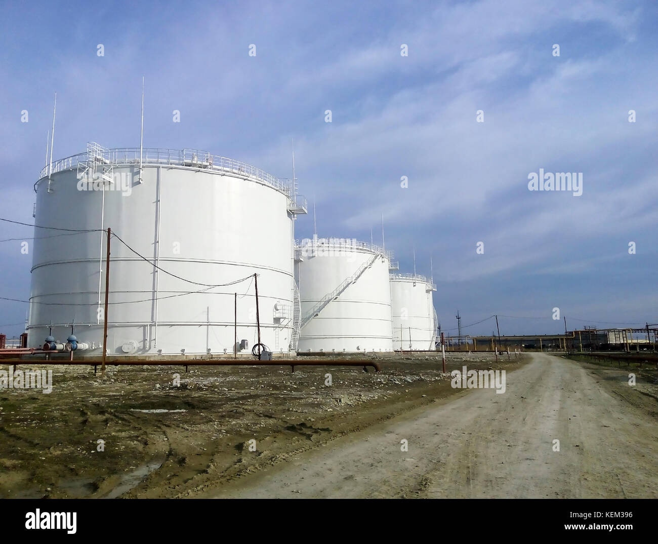 Les réservoirs de stockage de produits pétroliers. équipement raffinerie. Banque D'Images