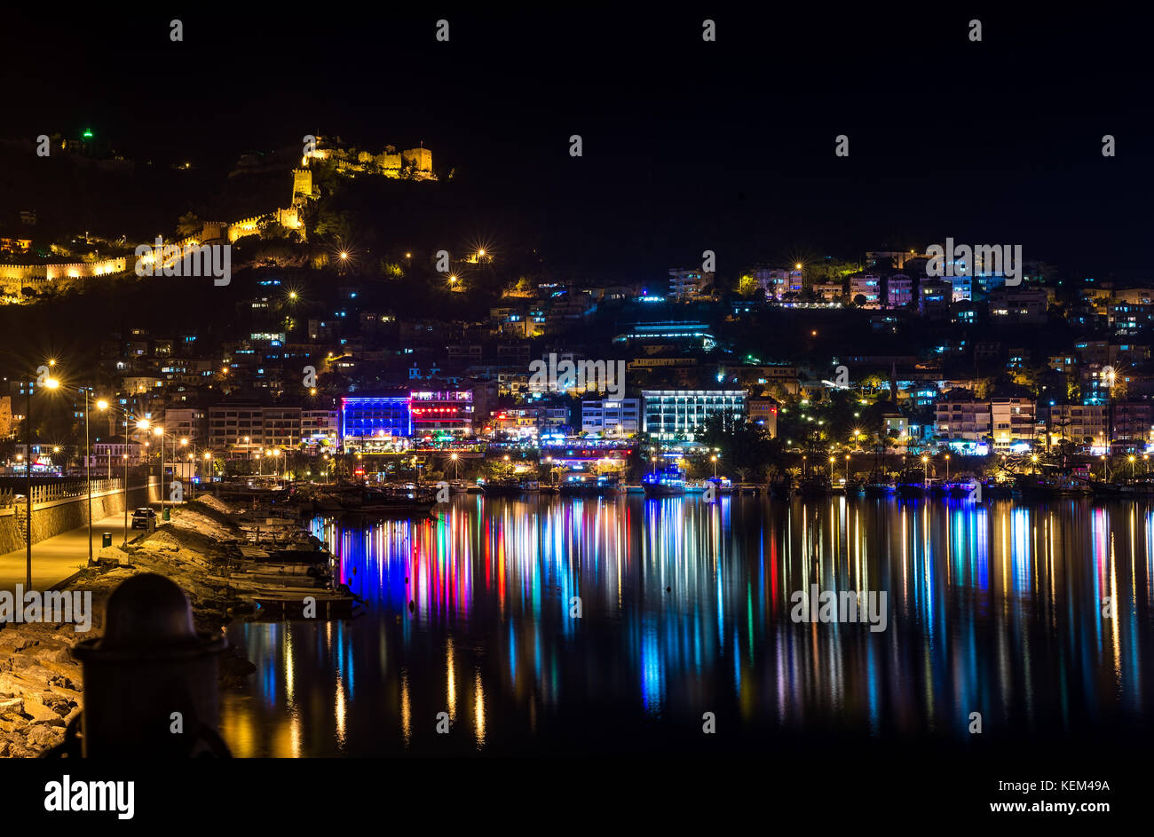 Vue de la nuit de port, forteresse et nuit lumières à Alanya, Turquie. Banque D'Images
