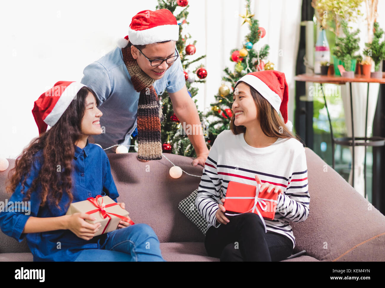 Fête de Noël avec des amis, en Asie les gens s'échangent des cadeaux avec visage souriant,Maison de vacances concept célébration Banque D'Images