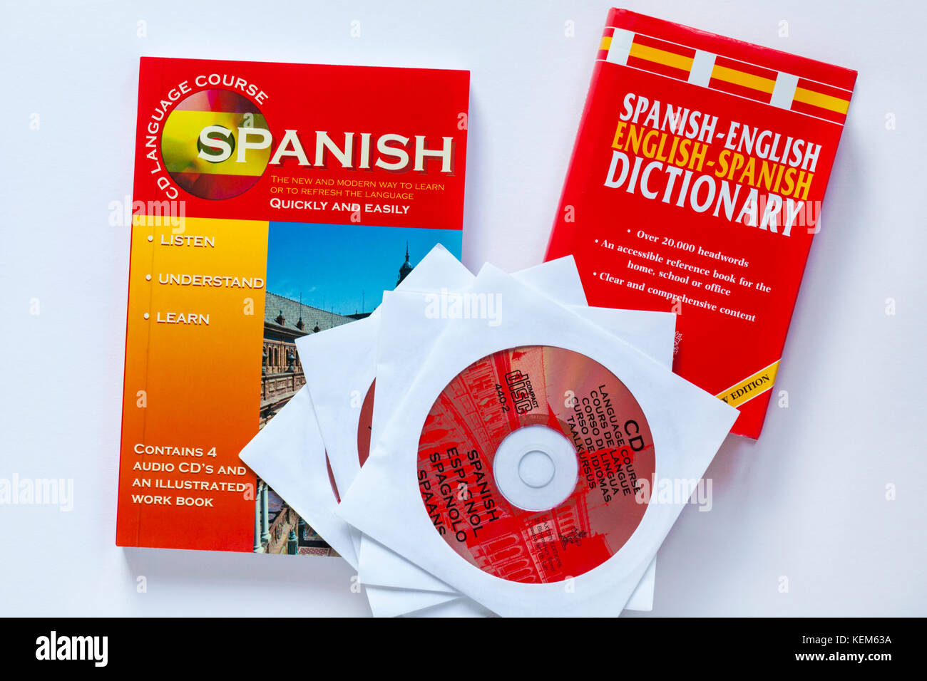CD d'espagnol Cours de langue contient 4 CD audio et un livre illustré, avec dictionnaire français situé sur fond blanc Banque D'Images