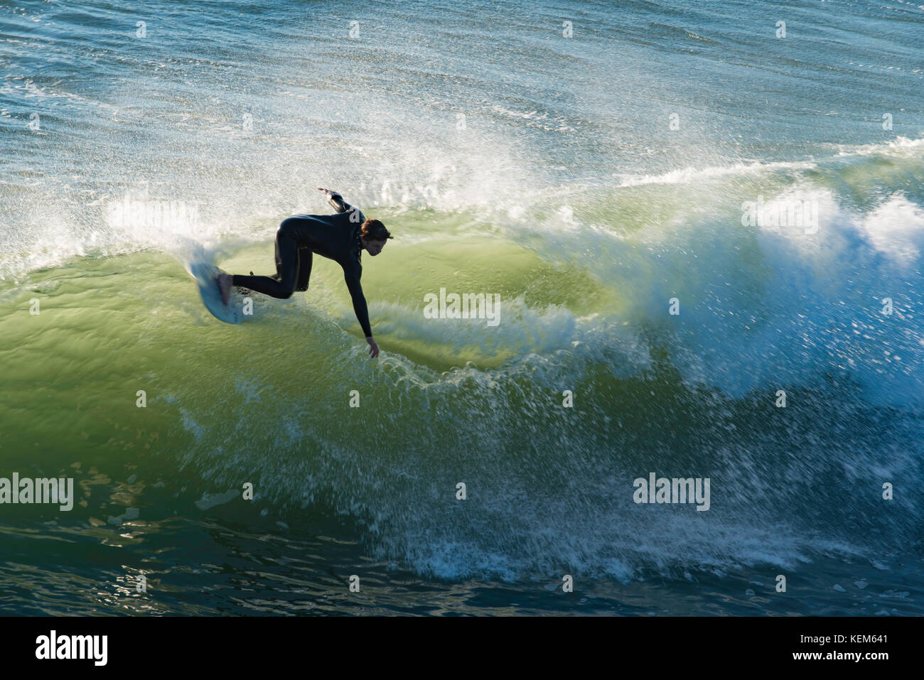 Un conseil rider attraper un vague près de Pismo Pier près de San Luis Obispo, Californie Banque D'Images