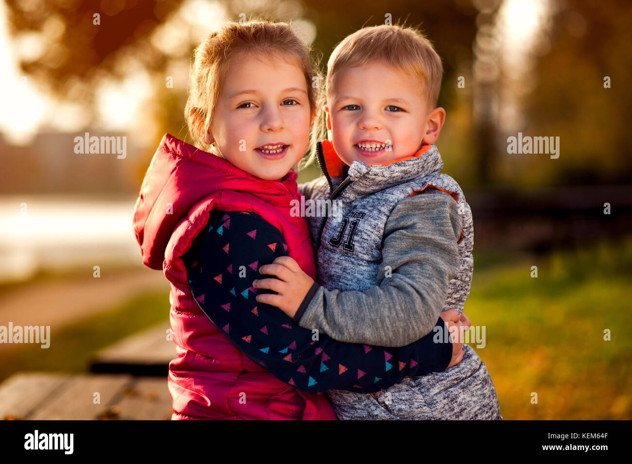 Frère et soeur ensemble anjoying octobre coucher du soleil Banque D'Images