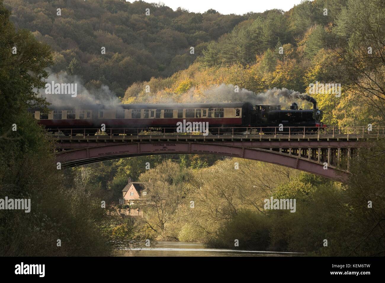 Un train à moteur à vapeur traverse le pont Victoria sur le chemin de fer de Severn Valley à Arley, Bewdley. Banque D'Images