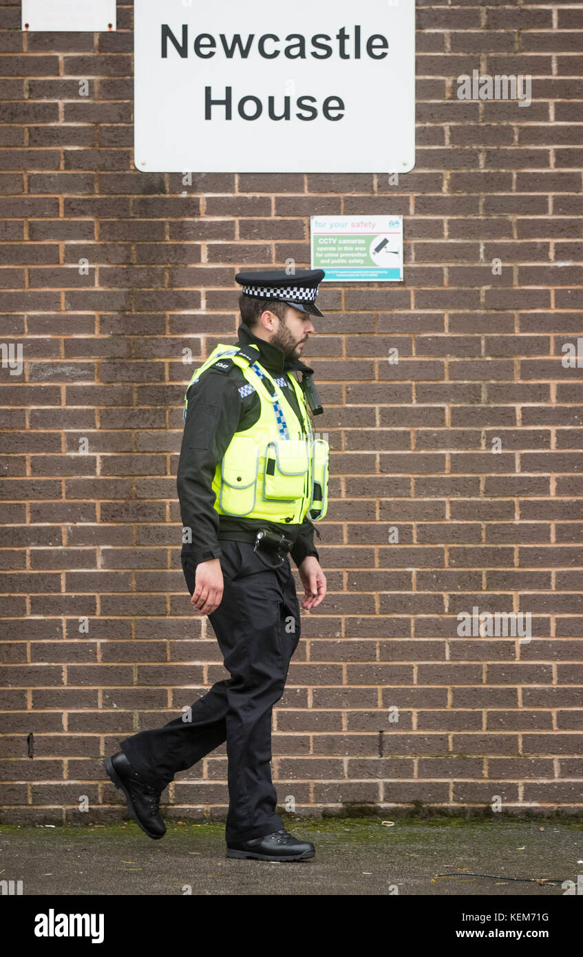 La police de Newcastle House à Bradford, où un bébé de 18 mois est décédé suite à une chute d'une fenêtre du sixième étage, une femme de 23 ans a été arrêtée pour suspicion de meurtre à la suite de la chute du bébé. Banque D'Images