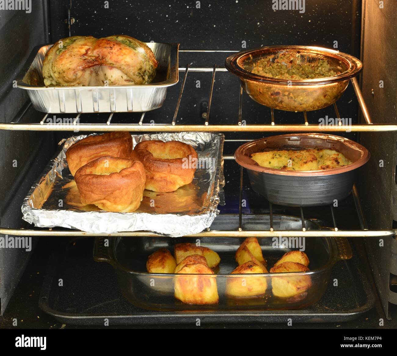 La cuisson des aliments dans un four au Royaume-Uni Banque D'Images