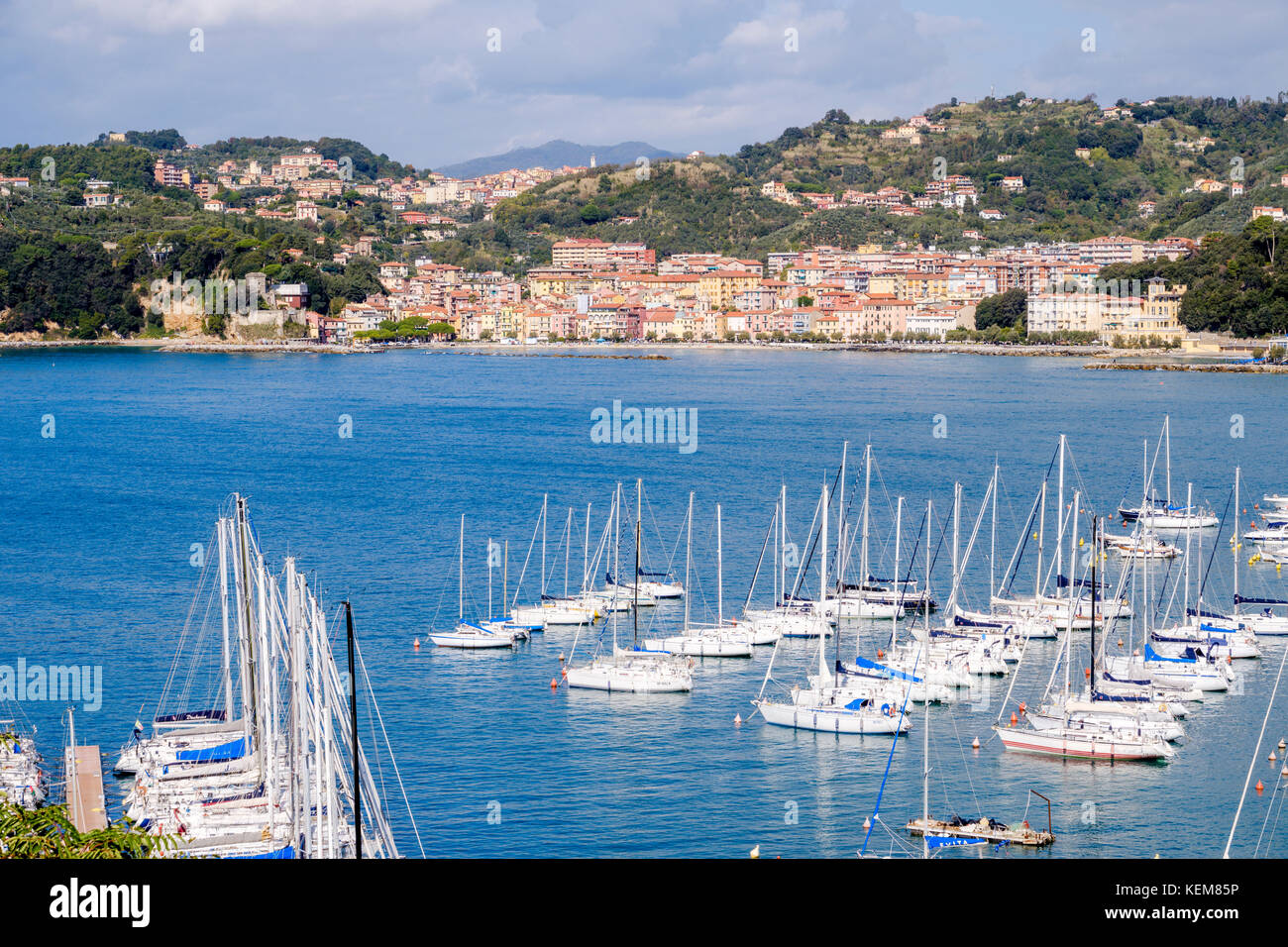 San Terenzo vue de Lerici sur le golfe de la Spezia, Ligurie, Italie Banque D'Images