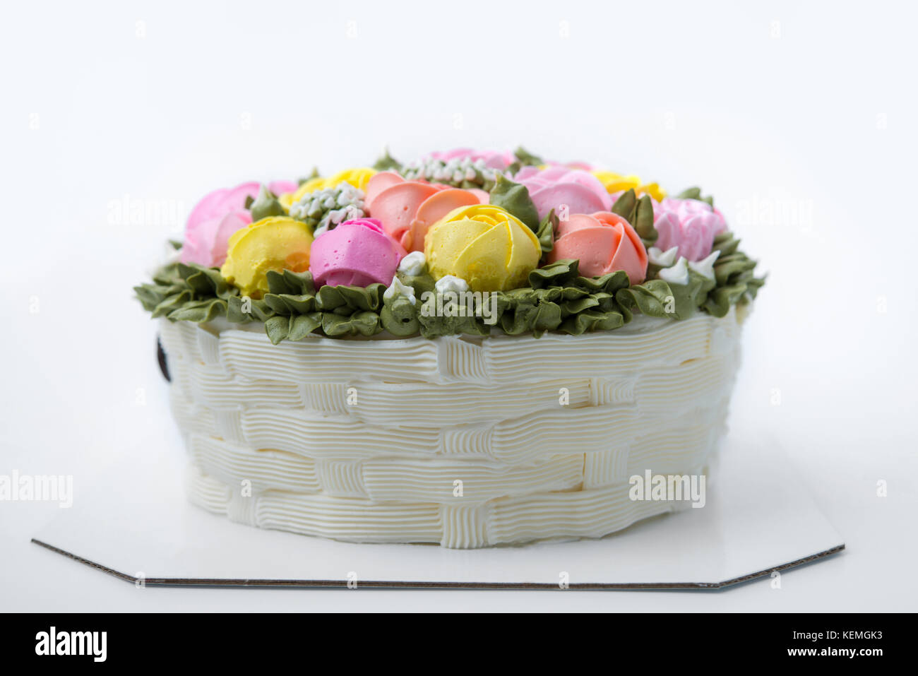 Beau gâteau d'anniversaire avec la crème de fleurs Banque D'Images