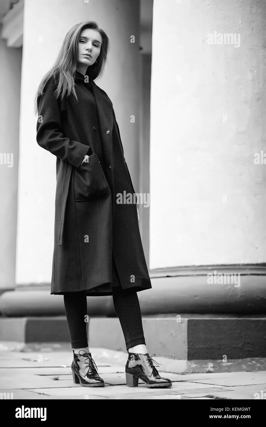 Fille dans un manteau noir et blanc Photo Stock - Alamy
