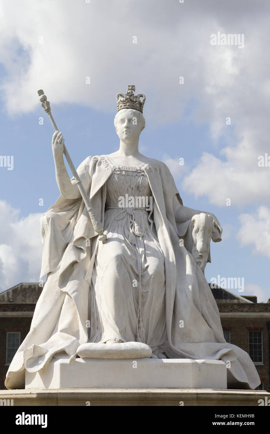 Une statue de la reine Victoria situé en dehors de Kensington Palace Banque D'Images