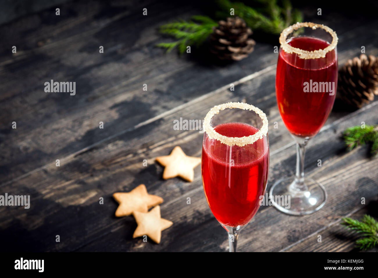 Boisson festive mimosa pour Noël - rouge champagne mimosa cocktail aux canneberges pour une fête de Noël, copy space Banque D'Images
