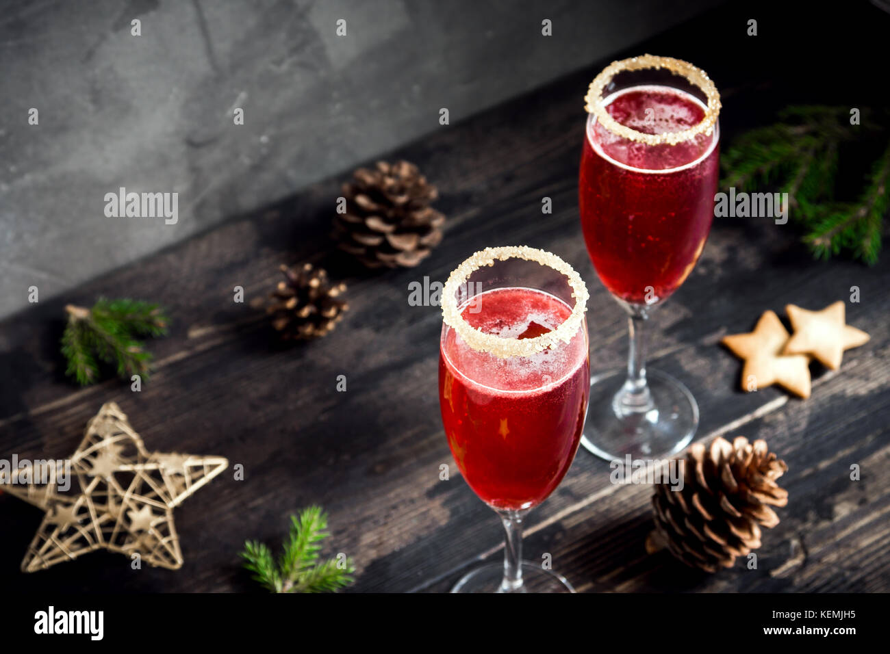 Boisson festive mimosa pour Noël - rouge champagne mimosa cocktail aux canneberges pour une fête de Noël, copy space Banque D'Images