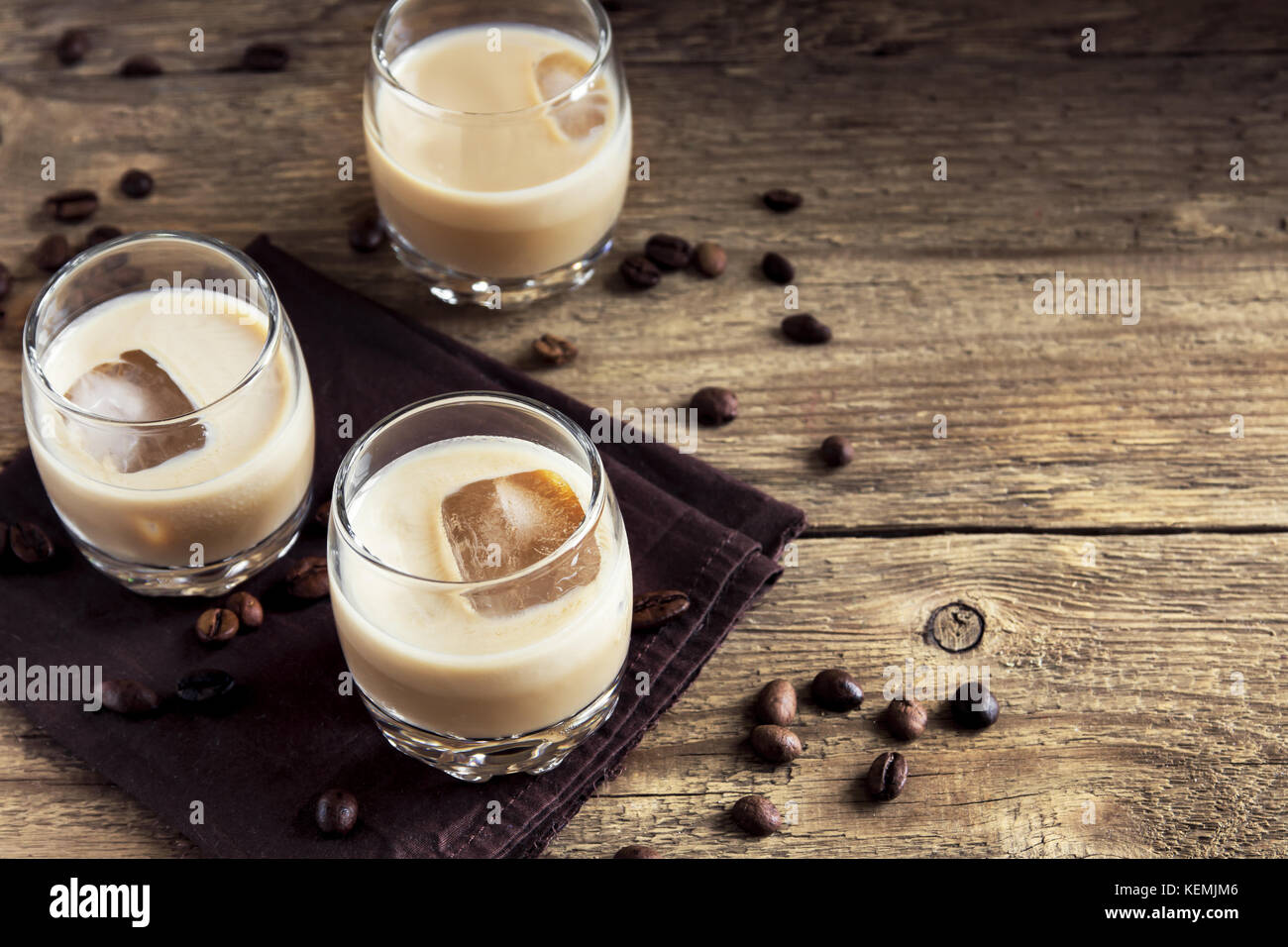 Irish Cream Liqueur de café avec de la glace, bonbons au chocolat et les grains de café sur fond de bois rustique - maison de l'alcool boire festif Banque D'Images
