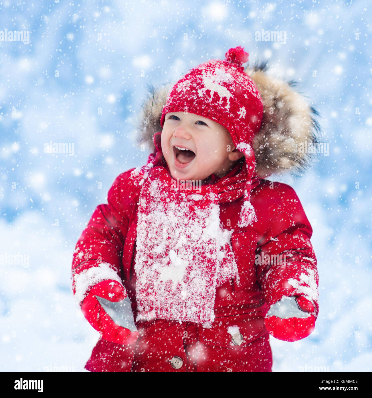Bebe jouant avec la neige en hiver. petit bebe garcon en veste rouge et rennes Chapeau tricote attraper des flocons dans Winter Park a Noel pour les enfants Photo Stock Alamy