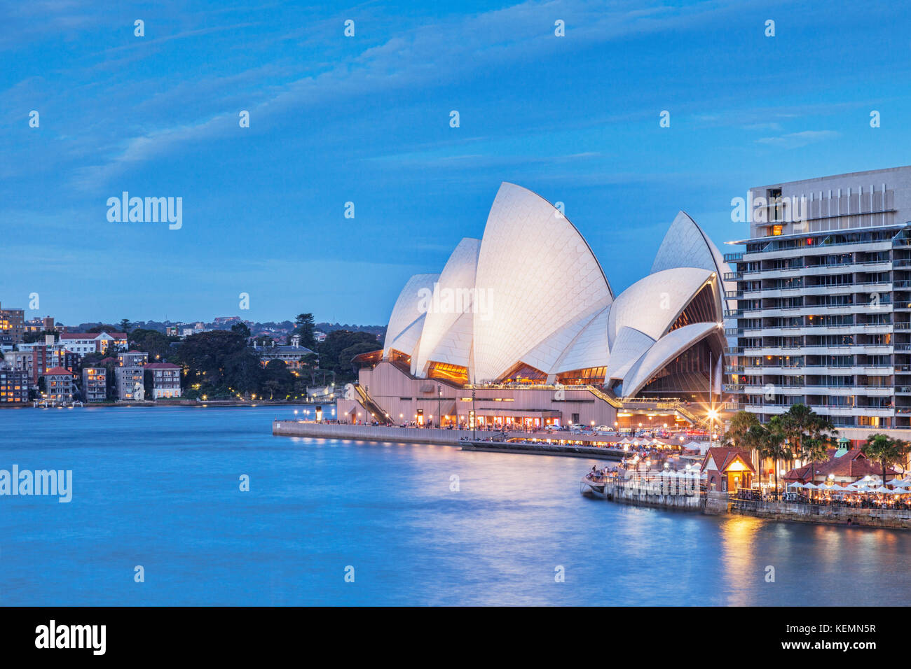 Opéra de Sydney illuminée au crépuscule, l'immeuble à côté, il est connu sous le nom de grille-pain. Banque D'Images