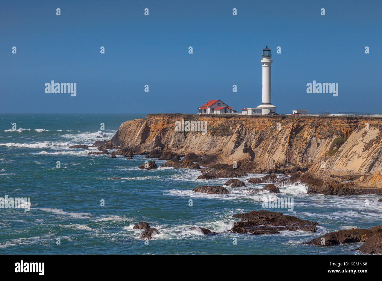 Point arena et son phare, dans le comté de Mendocino, en Californie. Banque D'Images