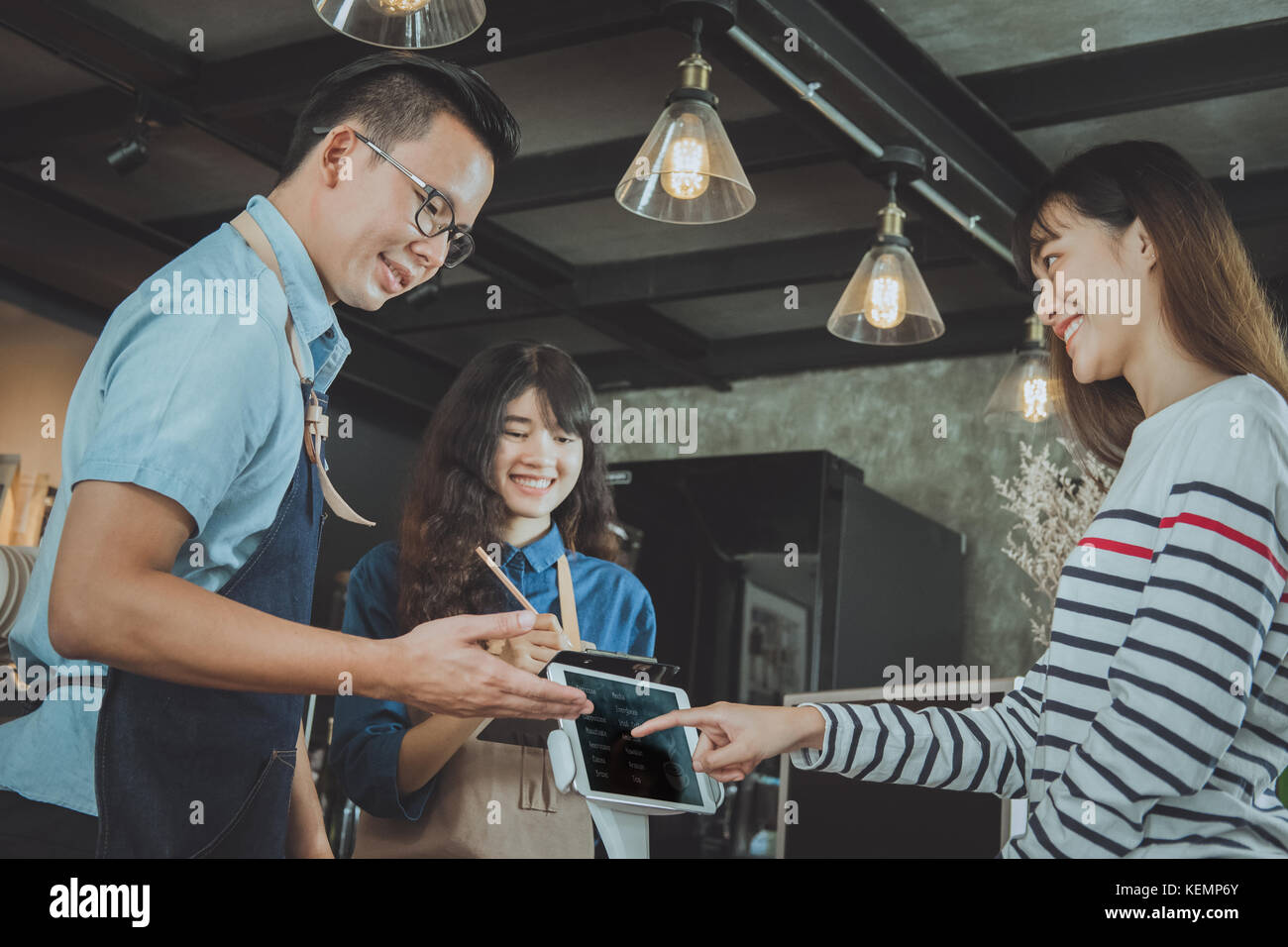 Baristas recommandent d'Asie menu café au client. café restaurant service, industrie alimentaire et des boissons concept. Banque D'Images